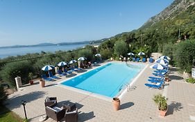 Crystal Blue Hotel, Barbati